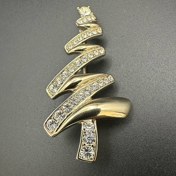 Christmas in July 🎄Vintage Monet Signed Brooch - Gold Toned with Clear Crystals - Picture 4 of 11